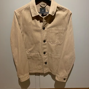 Overshirt - Säljer en fin overshirt, perfekt till hösten. Den är från HM och i nyskick. Storlek XS. 