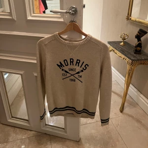 Morris tröja! - Morris tröja i nyskick i färgen vit, passar perfekt nu till hösten. Nypris 1500kr. Storlek Small. 