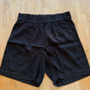 Svarta shorts - Bra skick, använda ett fåtal gånger.
