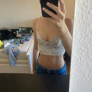 Topp - Super fin glitter topp som använts 5 gånger. Skaver inte och går bra att tvätta utan att paljetterna åker av. 💞💕