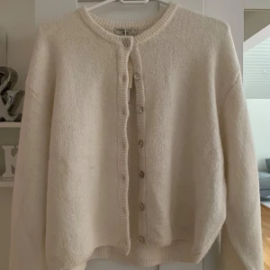 Stickad kofta Gina tricot  - Säljer en helt ny, oandvänd stickad kofta från Gina tricot. Säljer då jag inte kunde returnera. Perfekt nu inför hösten. Nypris 400 mitt pris 350💞