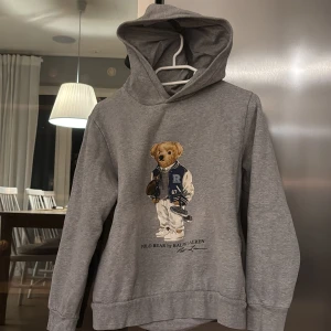 Polo bear hoodie - Polo bear hoodie. Knappt använd, den var för liten för mig.