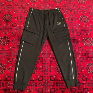 Nike air byxa  - Helt nytt Nike air byxa som jag fick på min födelsedag men som tyvärr var för stora för mig. Har aldrig använts.