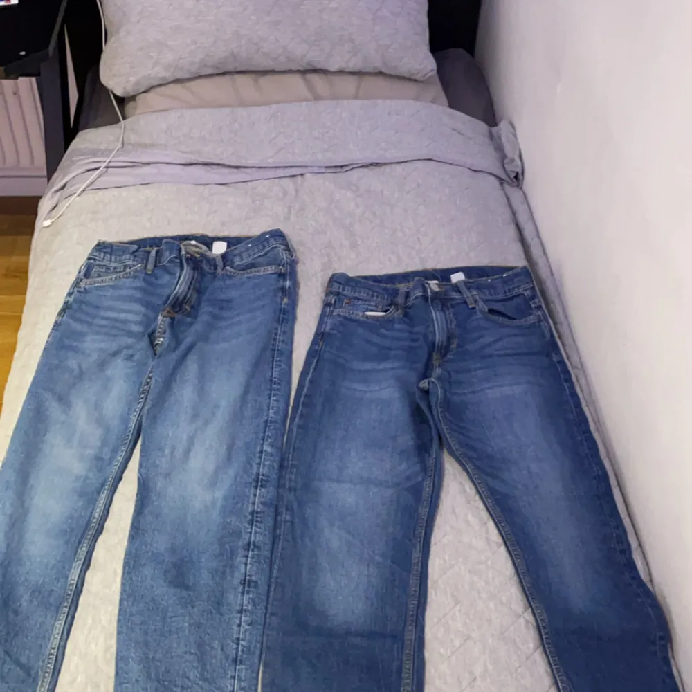 Säljer båda två för att ja har fått nya köp båda för 220 eller en för 100. Jeans & Byxor.