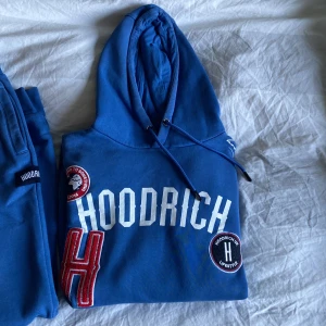 Hoodrich set - Hej! Säljer mitt Hoodrich set eftersom det inte kommer till användning. Storlek L på byxorna och hoodien men den sitter som M. Skicket bra som man ser på bilderna. Pris för Byxor: 349kr Pris hoodie: 449 Pris hela tracksuiten:749kr pm för fler bilder