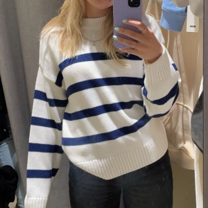 Randg stickad tröja  - Vit stickad tröja med mörkblå ränder. Från bikbok, storlek XS. 