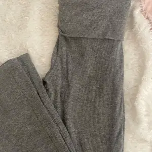 Jättesnygga yoga pants i grått. Dessa går och vika upp/ner och stretcha ut om man vill det. Använda ca 10 ggr men som nya.