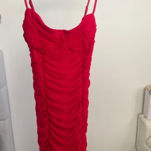Röd klänning - Tight röd klänning. Aldrig använd, storlek S