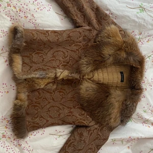 Sand Pälsjacka - Storlek 38/40. Sparsamt använd, inga spår av användning. Säljer den eftersom den har blivit för liten för mig, det är min syster som är modell. 100% räv päls.