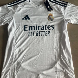 Real Madrid tröja  - Säljer nya fotbolls kläder 