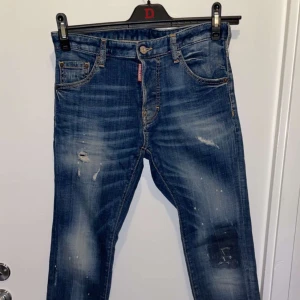 Dsquerd jeans  - Säljer ett par jätte fina blåa dsq jeans som är äkta och jätte bra skick!!