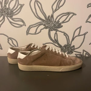 Saint Laurent Skor  - Hej! Säljer dessa jätte snygga saint Laurent skor för endast 1698!. Kan gå ner på priset vid snabb affär! Storlek 43,5. Men passar 43 och 42,5 också. Trade är också möjligt. Bara att höra av sig vid funderingar!😊