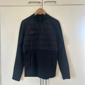 NIKE TRACK JACKET - KÖPT FÖR 999:- PÅ NIKE.COM