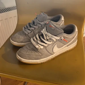 Nike dunk low Sb grey gum - Hyffsat användna men inget mer än creases och smuts på dem annars är dem bra storlek 44 äkta✅ org låda och kvitto finns