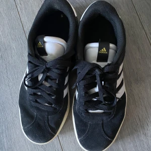 Adidas sneakers - Bra skick, förekommer få defekter! Strl 38 2/3💗