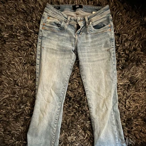 Ljusblå ltb jeans  - Ljusblå ltb jeans i modellen valerie🩷🩷 Ben st är 30 men har sprättat upp de så de är mer som 32