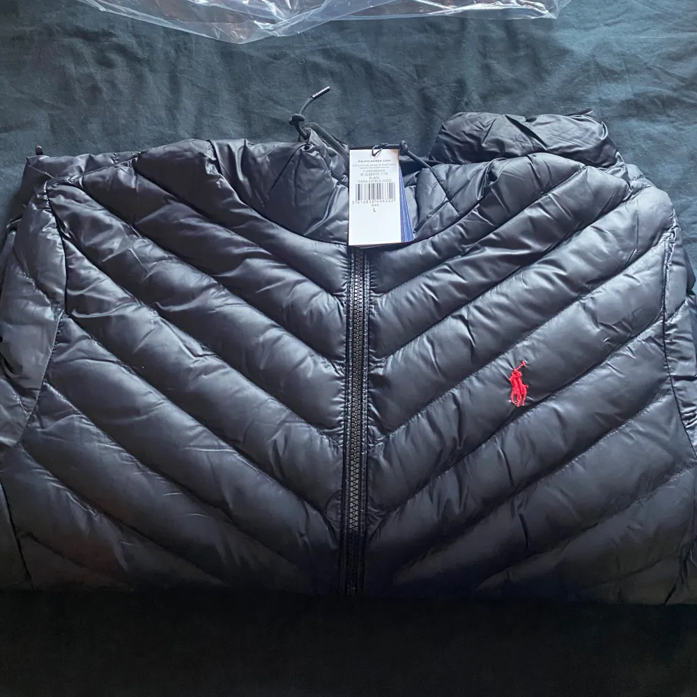 Ralph lauren colden packable jacket storlek large. Köpt från ralph lauren’s hemsida i augusti. Kvitto finns, helt ny med tags. Vid mer frågor hör av er via dm. Nypris -:4 895. Pris kan diskuteras.. Jackor.