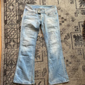 Pepe jeans - Galet snygga! De är helt nya aldrig använda men har tyvärr ett liiitet hål bak på benet. Köpte väldigt dyrt. Midja:40 innerbenslängd:74