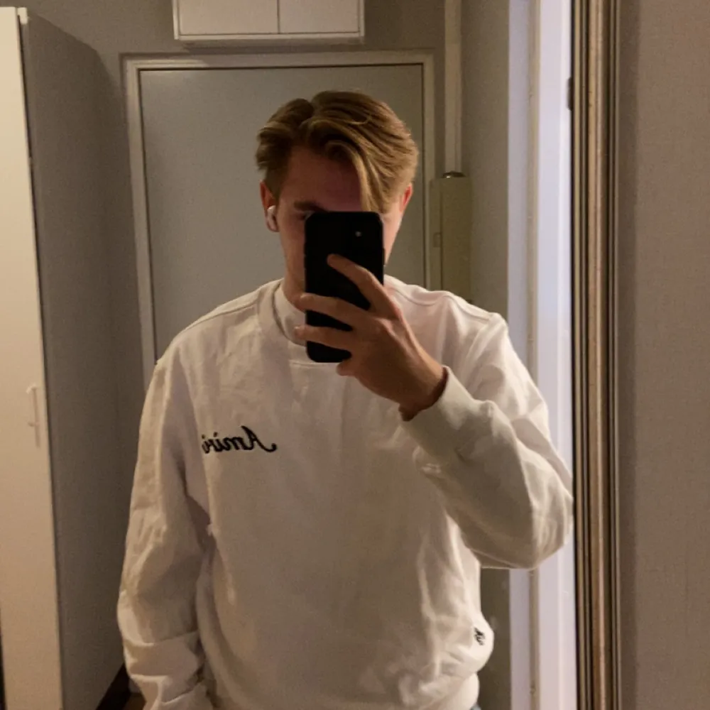 Amiri Sweatshirt Skick 9/10 Nypris 2000kr Pris kan diskuteras  Lite smutsig på baksidan men syns inte så mycket. Hoodies.