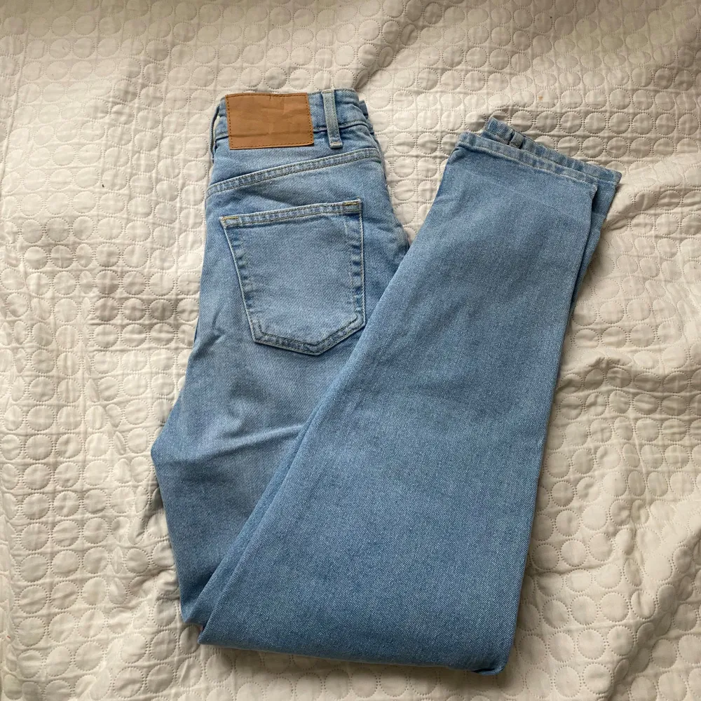 Säljer ett par ljusblåa jeans de då är för små på mig. Ett litet slitage längst ena benet men ingenting som märks på. Jeans & Byxor.