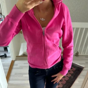 Rosa hoodie - (Första två bilderna är lånade av förra säljaren!) Säljer denna rosa hoodien, köpt här på plick men endast testad på mig. Nypris: 479. Fint skick, inga defekter. Kontakta mig för fler bilder eller vid intresse! Pris kan diskuteras