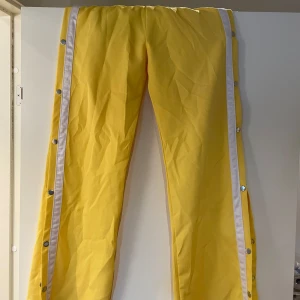 Gula byxor - Gula byxor  Storlek L men passar även S och M om man vill ha dom lite oversized Jättesköna 