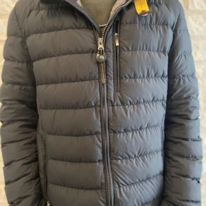 PARA JUMPER jacka - Den är använda 5-6 gånger och allt är nytt som det ska vara på den. Den är Äkta och köpte den från min vän för 4000kr men väljer att gå ner till 2500kr eftersom har köpt ny jacka.