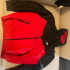 Nike Windbraker  - Säljer min Nike windbraker då den inte passar mig längre den är strl L