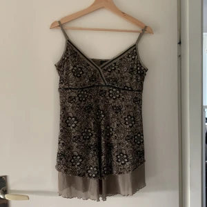 Lång topp i mesh M - Det står storlek L i men jag har vanligen s och kan ha den, dock stretchig och inte tight på mig så skulle säga att det är s-l. :-)