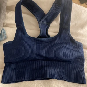 Marinblå sport bh  - Oanvänd sport bh i storlek S sitter rätt tajt så passar nog xs med💞