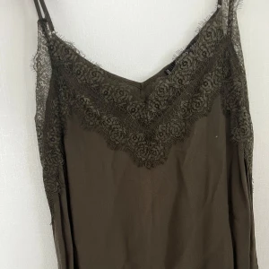 Spetslinne från Mango - Ett fint spetslinne i militärgrönt.  Säljes för 40 kr och är i strl L, passar också M 💚