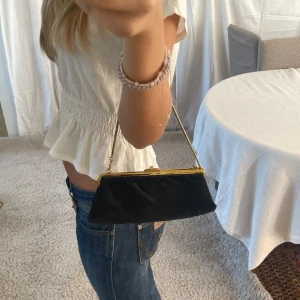 Söt svart väska - Svart väska med gulddetaljer