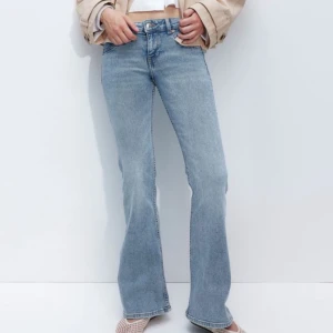 Ljusblå Lågmidjade Jeans - Supersnygga ljusblå jeans perfekta nu i höst! Bekvämt material och perfekt längd på mig som är 164