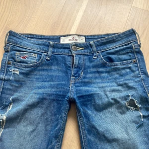 Låga hollister - Skiysnygga lågmidjade bootcutjeans från hollister❤️ De är uppsprättade längst ned men det går enkelt att sy upp om det skulle behövas. Midjemått rakt över: 37cm Innerbenslängd: 79cm