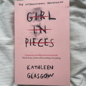 Girl in pieces - Hjärtekrossande bok om mental hälsa som jag säljer nu när jag läst ut den. 