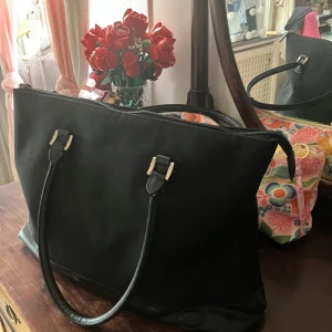 Svart handväska  - Svart rymlig handväska som får plats med dator & skolmappar!