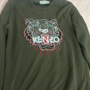 Kenzo tröja  - Kenzo tröja använt ungefär 4 ggr. Den har mycket finare grön färg i verkligheten då den är lite mer mot det mörka hållet, jätte fint