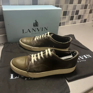 Lanvins  - Väldigt sletna lanvins med stor defekt på bild 3 men en del kvar att ge finns mer defekter som kom privat för bilder, original snöre Finns men är sönder/allt på bild ingår/  pris går diskuteras vid snabb affär/ tar även byte 