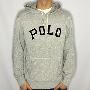 Ralph lauren hoodie - Tjena! Säljer nu denna extremt snygga hoodien som är ifrån Ralph lauren• Skick 9/10 • Storlek M passar M/S• Modellen på bilden är 184cm • Vårt pris : 499kr • Hör gärna av er via pm vid frågor eller funderingar;