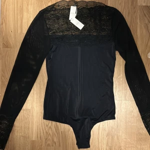 body - svart body från vila ,oanvänd, lapp på fortfarande 