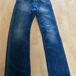 Edwin Jeans - Till salu, detta Edwin jeansen är straight fit. Skicket är 7/10 annars är det ett bra köp om du vill köpa jeansen. Det är storlek 32/32
