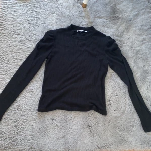 Svart ribbad tröja  - Fin tröja i bra skick använd många gånger. Säljer för att den är för liten. Storleken passar mindre än vad det står 