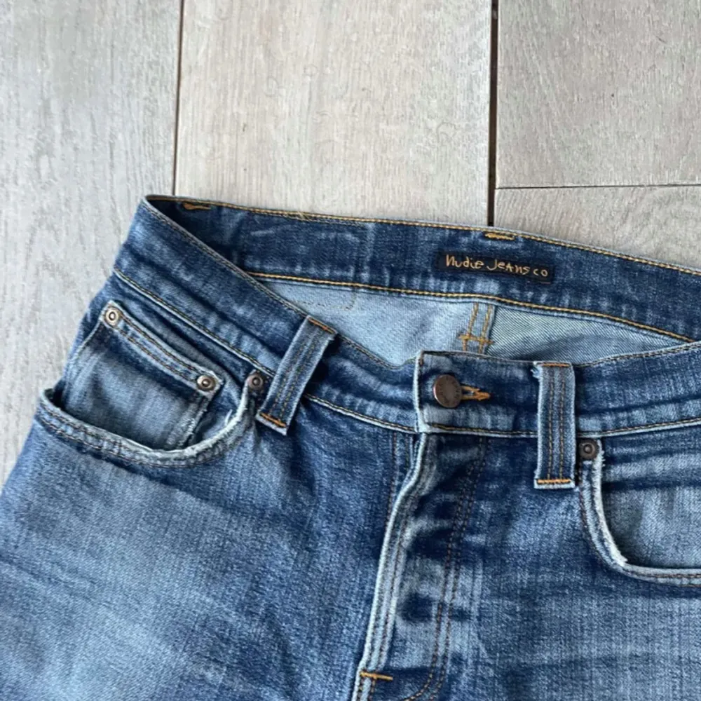 Ett par fräscha nudie jeans som jag köpte för cirka 1600 men inte anänder längre. Pass formen är slim fit och modellen är grim tim i storleken w31 L32 priset är inte fast och gar att förhandla vid snabb affär. Skriv om du har frågor😇. Jeans & Byxor.