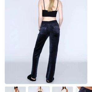 Juicy couture mörkblå stl XXS - Snygga plyschbyxor med fickor bak från Juicy Couture i fint skick i stl XXS. Sparsamt använda. Kan skicka fler bilder om så önskas. 