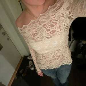 Spets tröja - Säljer denna fina tröja. Perfekt till fest. Den är i fint skick och knappt använd🤍
