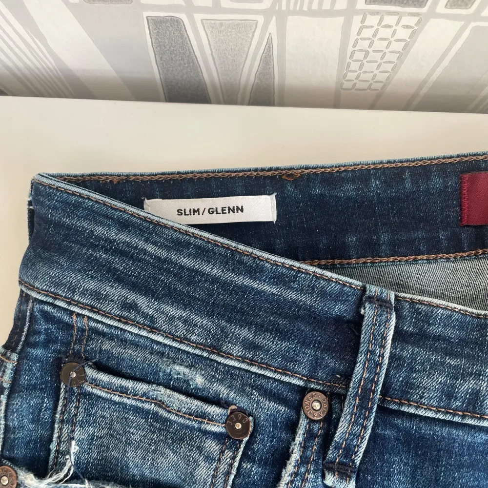  Tjena, säljer mina Jack and Jones Jeans  i den trendiga modellen slim Glenn. Jeansen är knappt använda, cond 9/10. Nypris: 1100kr, hör av er vid minsta intresse//Anton. Jeans & Byxor.