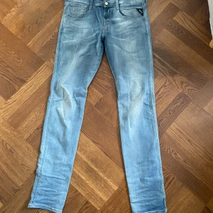 Replay anbass  - Hej! Säljer dessa feta jeans från replay. Pris går o diskuteras. Kontakta gärna. 