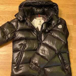 Tja, säljer nu denna Moncler Maya i 9/10 skick, använd endast en vinter, inga skador eller defekter, nypris ca 18000kr, säljer för endast 1899kr pga att jag behöver pengar, köpt på plick för 5800kr, vid frågor eller bilder skicka Pm 📩 // Mvh HamWear