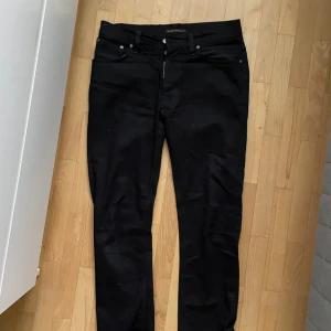 Nudie Jeans 30/32 - Svarta nudie jeans i väldigt bra skick. Storlek 30/32. Tajt passform 