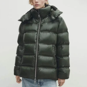 Massimo dutti jacka grön - Säljer den a gröna Massimo dutti jacka, köpt i början av året men är fortfarande i bra skick. 